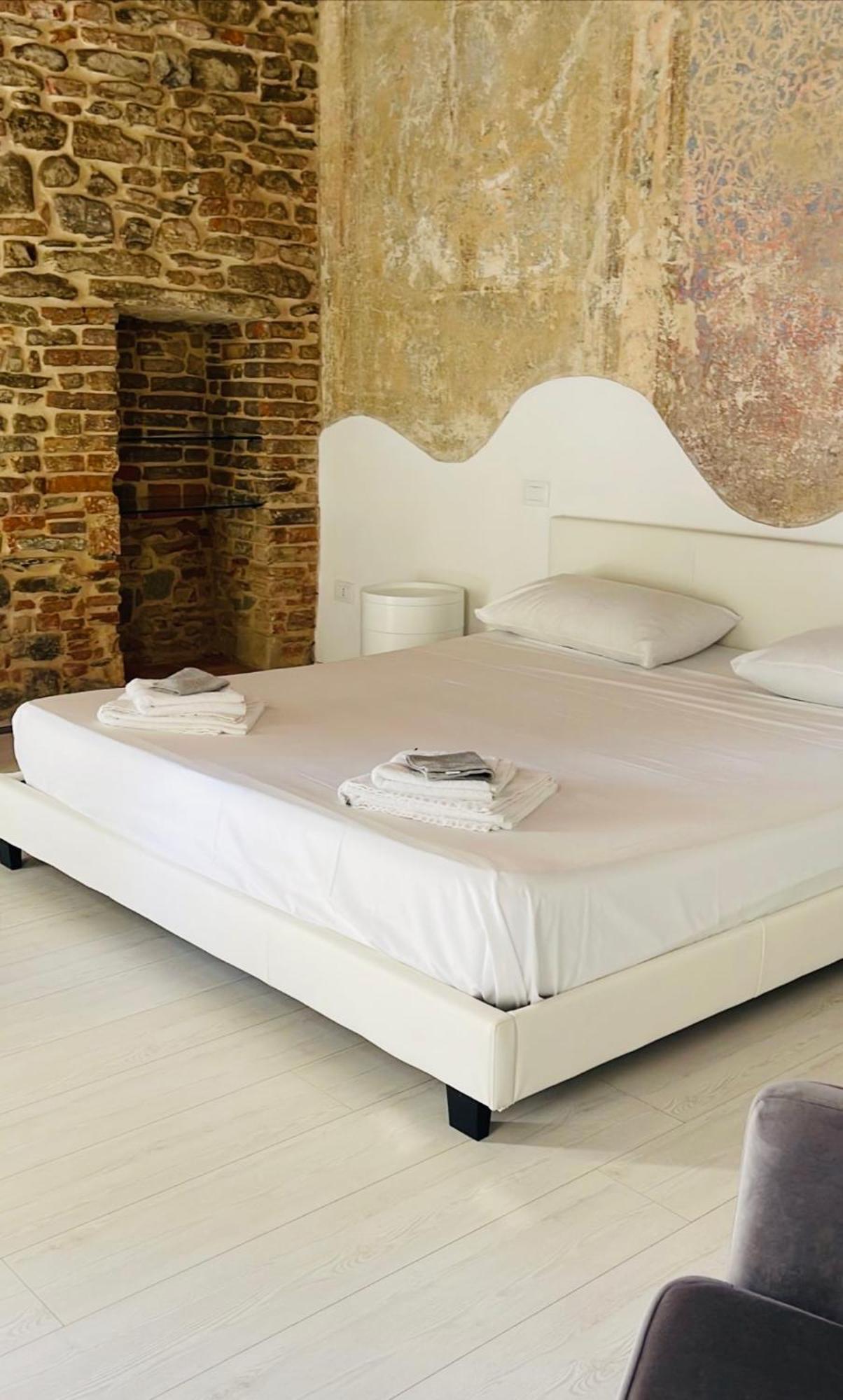 La Torre Di Borgunto - Piazza Grande Apartment อาเรซโซ ภายนอก รูปภาพ